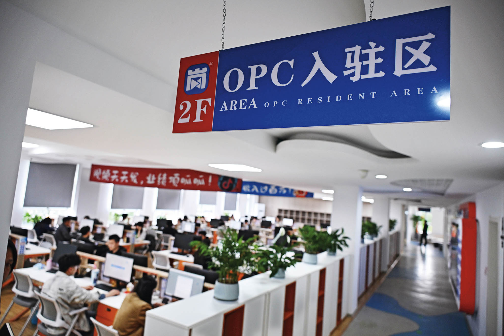 2026年5月18日,学员在青岛直播带岗数智创业园 OPC(一人公司)孵化平台进行实操锻炼 李紫恒摄/本刊